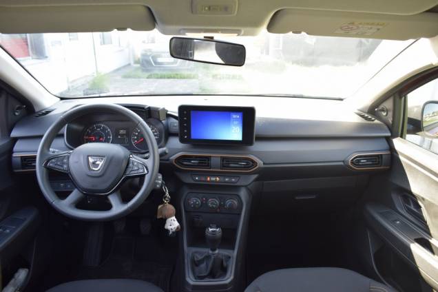 DACIA SANDERO ESSENTIEL 90 CV BVM 10 DACIA SANDERO ESSENTIEL 90 CV BVM 10