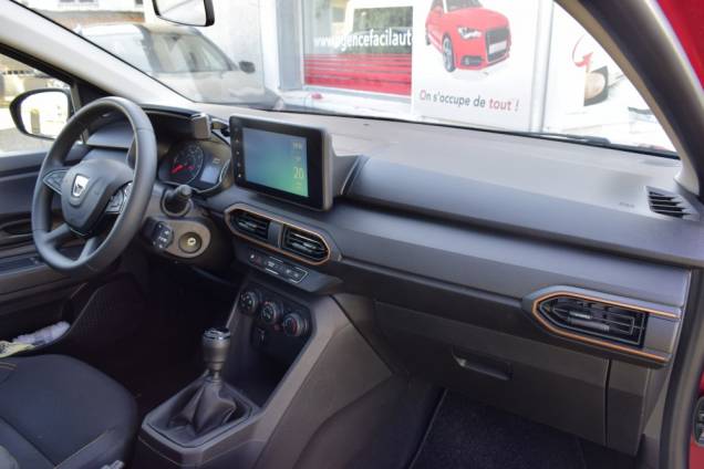 DACIA SANDERO ESSENTIEL 90 CV BVM 11 DACIA SANDERO ESSENTIEL 90 CV BVM 11