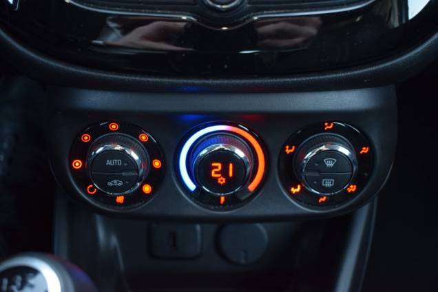 OPEL CORSA COLOR EDITION OPC LINE 1.4 TURBO 100 CV / SIEGES AVANT CHAUFFANTS / VOLANT CHAUFFANT 17