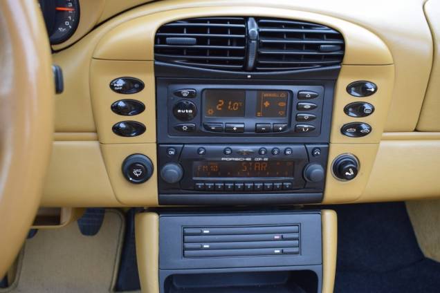 PORSCHE CARRERA 4 CABRIOLET 3.4 300 CV BVM6 / CARNET COMPLET PORSCHE 18 PORSCHE CARRERA 4 CABRIOLET 3.4 300 CV BVM6 / CARNET COMPLET PORSCHE 18