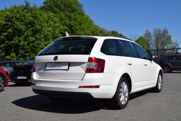SKODA OCTAVIA COMBI BUSINESS 1.6 TDI 110 CV DSG7 / CROCHET D ATTELAGE 4