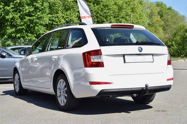 SKODA OCTAVIA COMBI BUSINESS 1.6 TDI 110 CV DSG7 / CROCHET D ATTELAGE 3