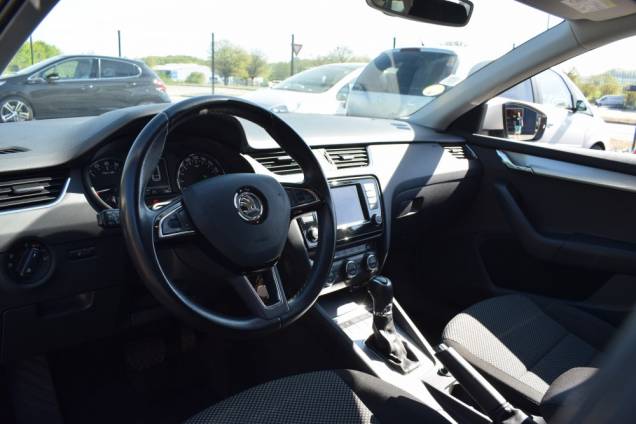 SKODA OCTAVIA COMBI BUSINESS 1.6 TDI 110 CV DSG7 / CROCHET D ATTELAGE 11