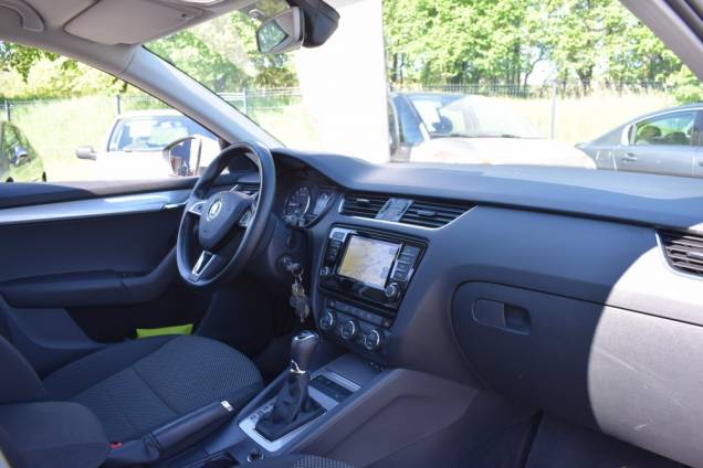 SKODA OCTAVIA COMBI BUSINESS 1.6 TDI 110 CV DSG7 / CROCHET D ATTELAGE 12