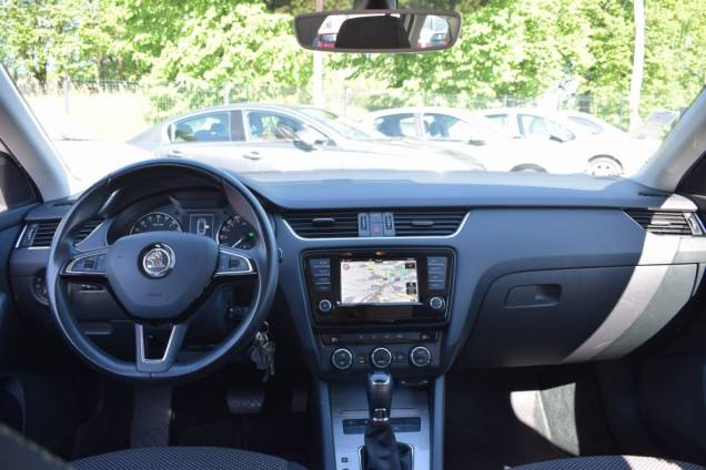 SKODA OCTAVIA COMBI BUSINESS 1.6 TDI 110 CV DSG7 / CROCHET D ATTELAGE 9