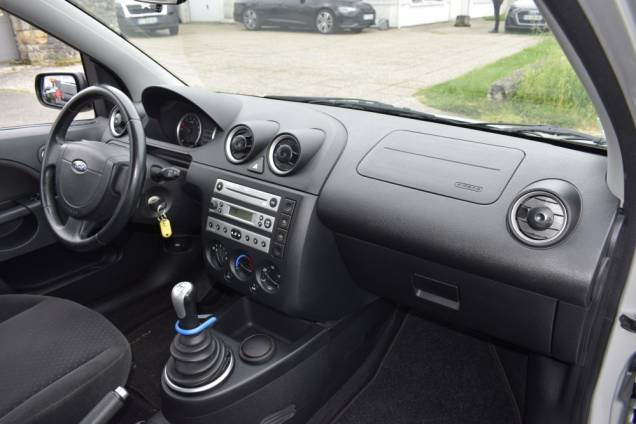 FORD FIESTA GHIA 1.4 I 80 CV BVM 15