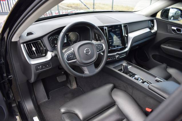 VOLVO XC 60 T8 BUSINESS EXECUTIVE 4X4 TWIN ENGINE HYBRID 2.0  390 CV / GEARTRONIC 8 / 1ere MAIN / ATTELAGE 11