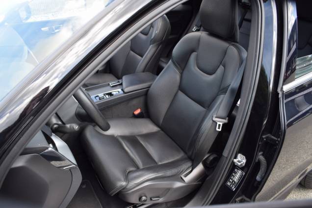 VOLVO XC 60 T8 BUSINESS EXECUTIVE 4X4 TWIN ENGINE HYBRID 2.0  390 CV / GEARTRONIC 8 / 1ere MAIN / ATTELAGE 14