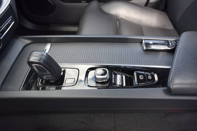 VOLVO XC 60 T8 BUSINESS EXECUTIVE 4X4 TWIN ENGINE HYBRID 2.0  390 CV / GEARTRONIC 8 / 1ere MAIN / ATTELAGE 20