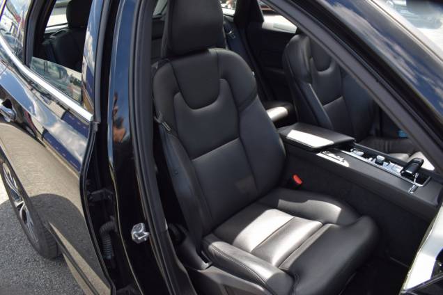 VOLVO XC 60 T8 BUSINESS EXECUTIVE 4X4 TWIN ENGINE HYBRID 2.0  390 CV / GEARTRONIC 8 / 1ere MAIN / ATTELAGE 27