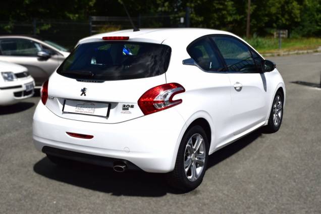 PEUGEOT 208 ALLURE 1.6 HDI 92 CV 4