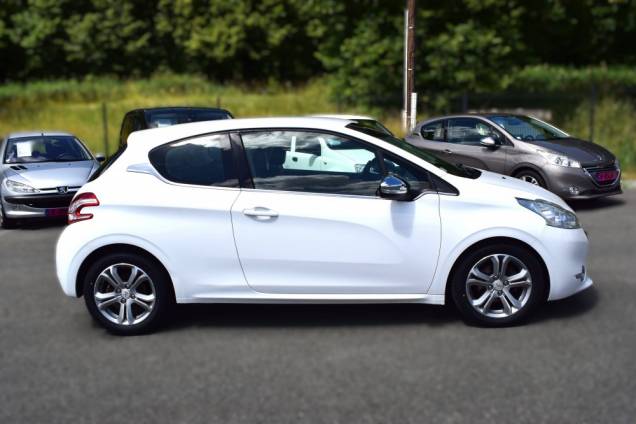 PEUGEOT 208 ALLURE 1.6 HDI 92 CV 9