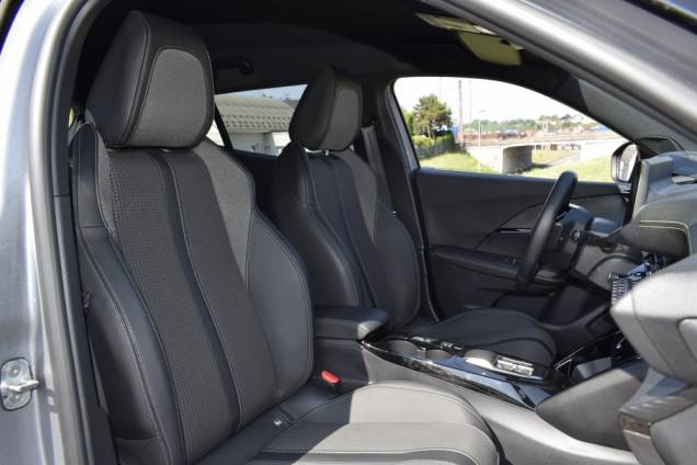 PEUGEOT E 2008 GT 136 CV BVA  6