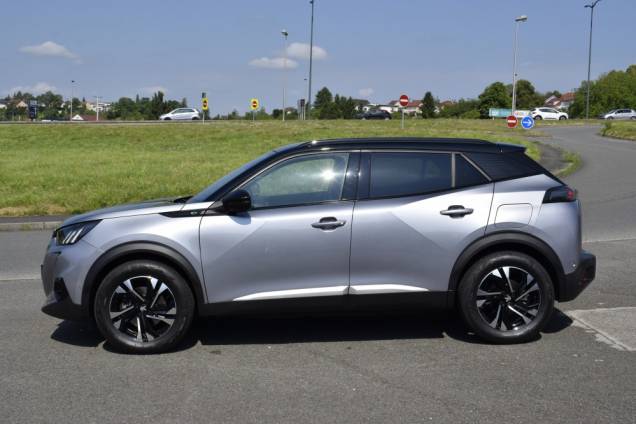 PEUGEOT E 2008 GT 136 CV BVA  9
