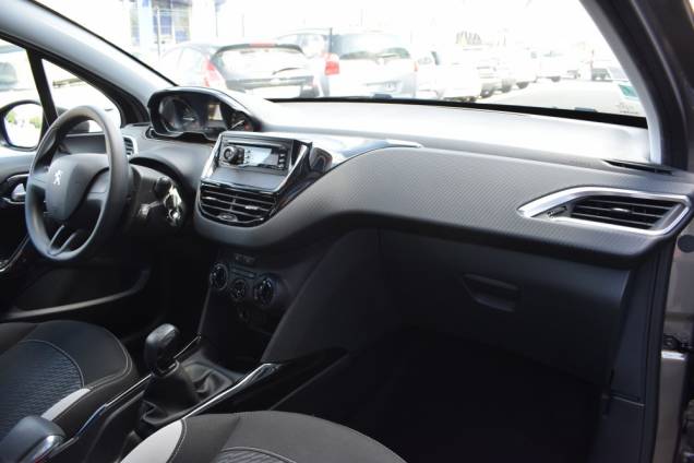 PEUGEOT 2008 82 CV  1ère MAIN / ORIGINE FRANCE / 4900 KMS REELS / 5 PORTES 17