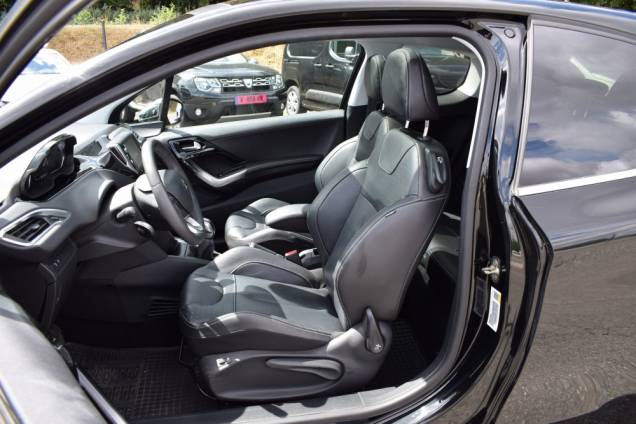 PEUGEOT 208 FÉLINE 1.6 120 CV / 1ère MAIN / 77500 KMS / TOIT PANORAMIQUE  11
