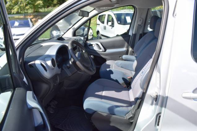 CITROEN BERLINGO MULTISPACE 5 PLACES / 1.6 16 V 90 CV / CROCHET D'ATTELAGE 9