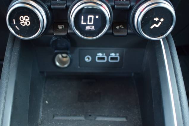 RENAULT CLIO V TECHNO 90 CV BVM6 / 12600 KMS / 1ere MAIN / ATTELAGE 17