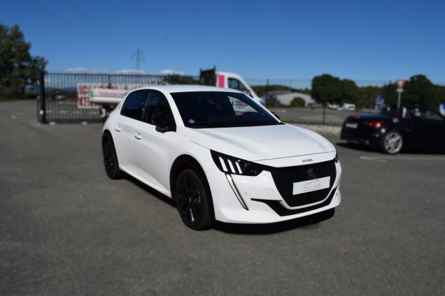PEUGEOT 208 GT 1.2 100 CV 5 PORTES / 49900 KMS / CROCHET D'ATTELAGE 2