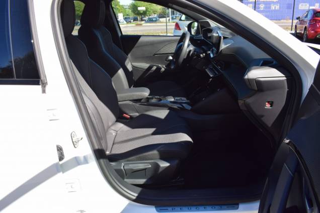 PEUGEOT 208 GT 1.2 100 CV 5 PORTES / 49900 KMS / CROCHET D'ATTELAGE 10