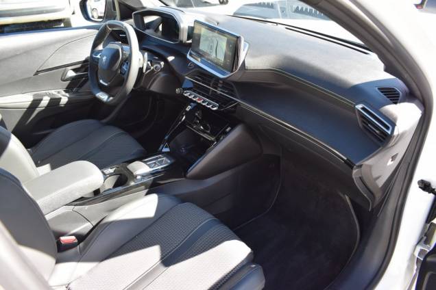 PEUGEOT 208 GT 1.2 100 CV 5 PORTES / 49900 KMS / CROCHET D'ATTELAGE 16