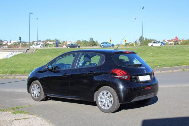 PEUGEOT 208 PREMIUM PACK 1.6 BLUEHDI 75 CV BVM5 / ORIGINE FRANCE 6