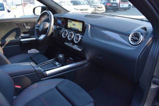 MERCEDES GLA 200 D 2.0 150 CV AMG LINE / SIÈGES ÉLECTRIQUES CHAUFFANTS / TOIT PANORAMIQUE / CAMERA RECUL / CARPLAY 15