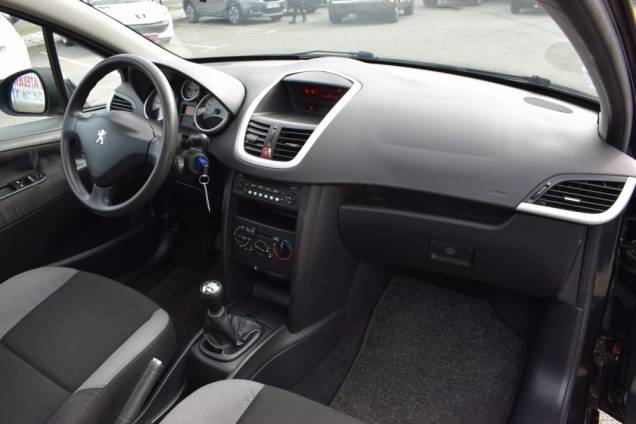 PEUGEOT 207 1.4 16 V 90 CV / TOIT OUVRANT / CROCHET D'ATTELAGE 15