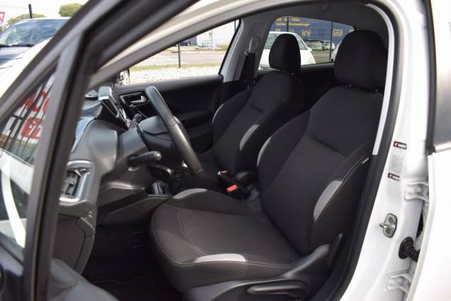 PEUGEOT 208 1.6 HDI 92 CV STYLE / 5 PORTES 11 PEUGEOT 208 1.6 HDI 92 CV STYLE / 5 PORTES 11