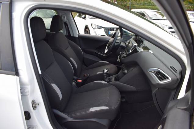 PEUGEOT 208 1.6 HDI 92 CV STYLE / 5 PORTES 12 PEUGEOT 208 1.6 HDI 92 CV STYLE / 5 PORTES 12