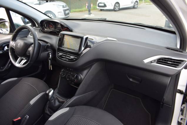 PEUGEOT 208 1.6 HDI 92 CV STYLE / 5 PORTES 17 PEUGEOT 208 1.6 HDI 92 CV STYLE / 5 PORTES 17
