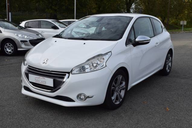 PEUGEOT 208 FÉLINE 1.6 120 CV BOITE AUTOMATIQUE / 1ère MAIN / 36700 KMS 1 PEUGEOT 208 FÉLINE 1.6 120 CV BOITE AUTOMATIQUE / 1ère MAIN / 36700 KMS 1