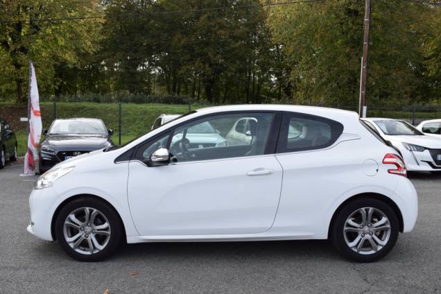 PEUGEOT 208 FÉLINE 1.6 120 CV BOITE AUTOMATIQUE / 1ère MAIN / 36700 KMS 7 PEUGEOT 208 FÉLINE 1.6 120 CV BOITE AUTOMATIQUE / 1ère MAIN / 36700 KMS 7