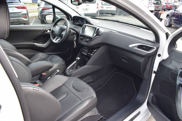 PEUGEOT 208 FÉLINE 1.6 120 CV BOITE AUTOMATIQUE / 1ère MAIN / 36700 KMS 15 PEUGEOT 208 FÉLINE 1.6 120 CV BOITE AUTOMATIQUE / 1ère MAIN / 36700 KMS 15