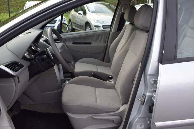 PEUGEOT 207 1.4 16 V 90 CV PRENIUM / 5 PORTES / BOITE AUTOMATIQUE / 39500 KMS 9 PEUGEOT 207 1.4 16 V 90 CV PRENIUM / 5 PORTES / BOITE AUTOMATIQUE / 39500 KMS 9